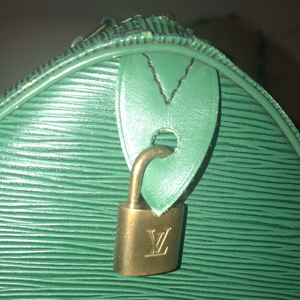 AUTHENTIC Louis Vuitton Green Epi Speedy (35)
